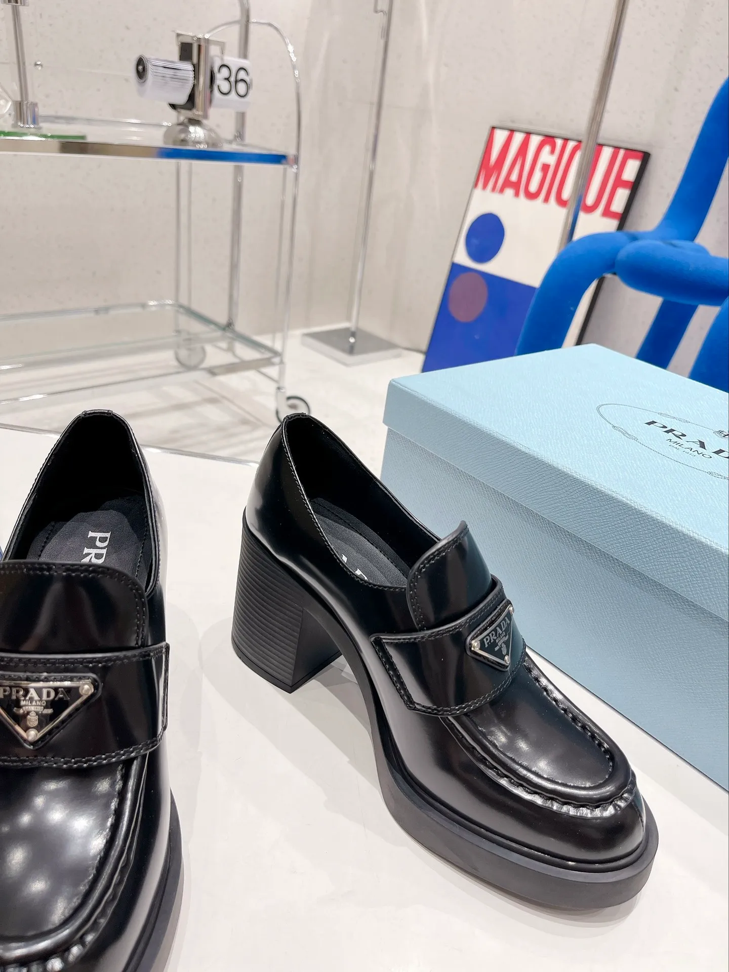 ✨Ex-factory price p520✨ Women's shoes Women's clothing ✨Ex-factory price prada Prada 2022 autumn and winter high-heeled loafers Classic triangular loafers, high-heeled style The slightly wide shoe shape is matched with a thick high-heeled shape, which is very coordinated and does not seem clumsy at all. Moreover, the one-piece sole has the comfort of sports shoes. You can instantly increase your height by 7.5cm after wearing it. A must-have item that combines both beauty and comfort! The upper is made of imported cowhide (open-edge beaded cowhide, cow patent leather) and the lining is lambskin! Top quality, Love layout, lace panel size: 35-40